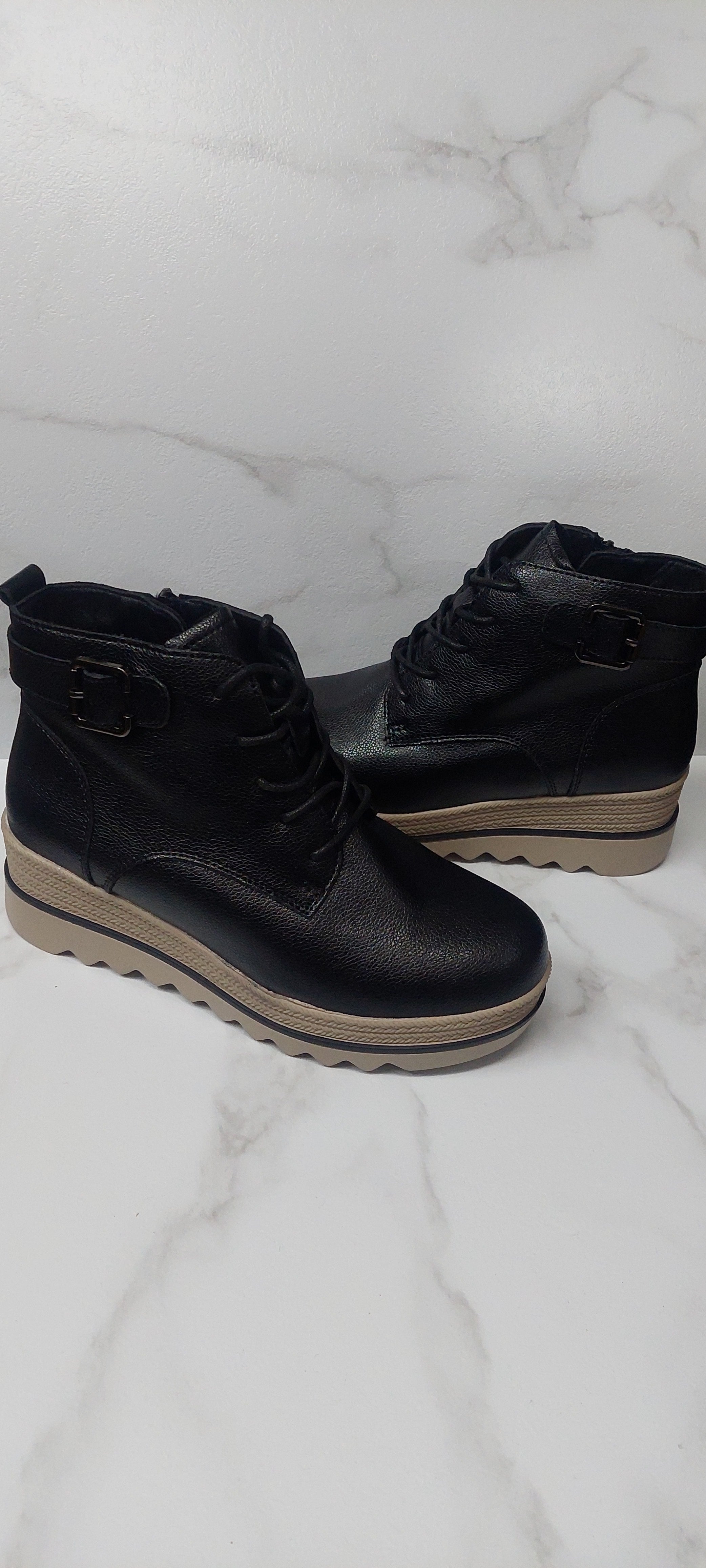 Ghetuțe din piele naturală, negre, cu talpă bej confortabilă și cataramă decorativă – pentru femei