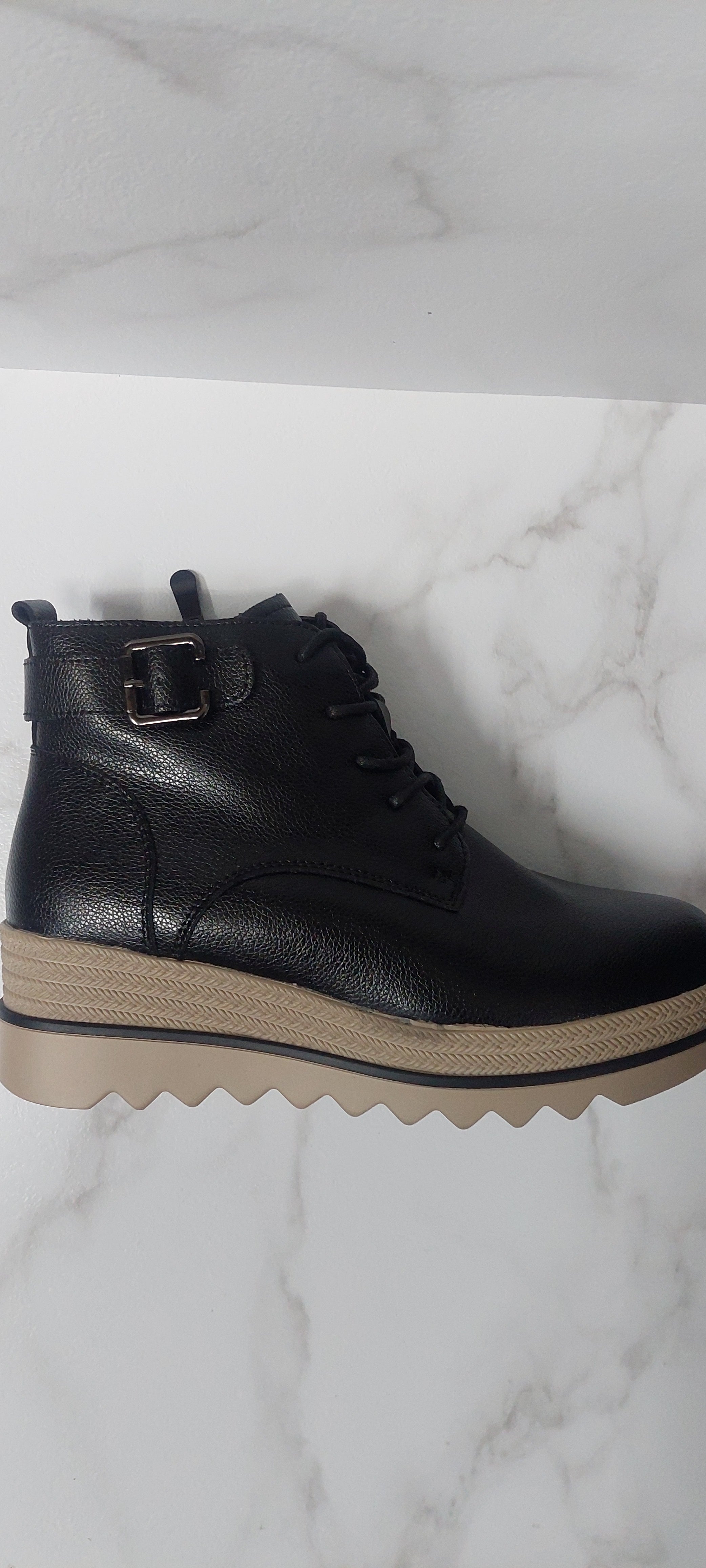 Ghetuțe din piele naturală, negre, cu talpă bej confortabilă și cataramă decorativă – pentru femei