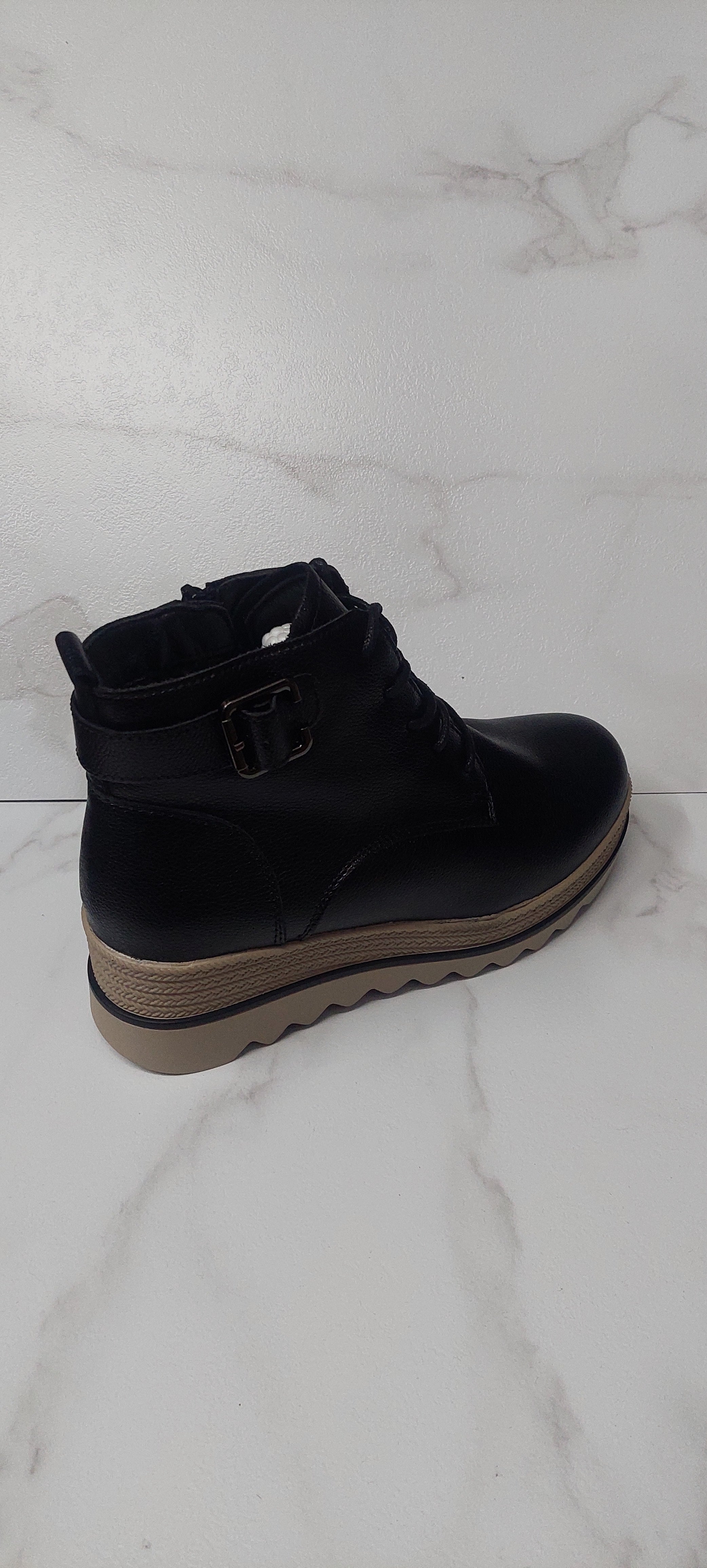 Ghetuțe din piele naturală, negre, cu talpă bej confortabilă și cataramă decorativă – pentru femei